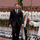 Ruvdnaprinsa Haakon inspisere gudnigárde buresboahtinseremoniijas Putrajayas (Govva: Reuters / Bazuki Muhammad)
